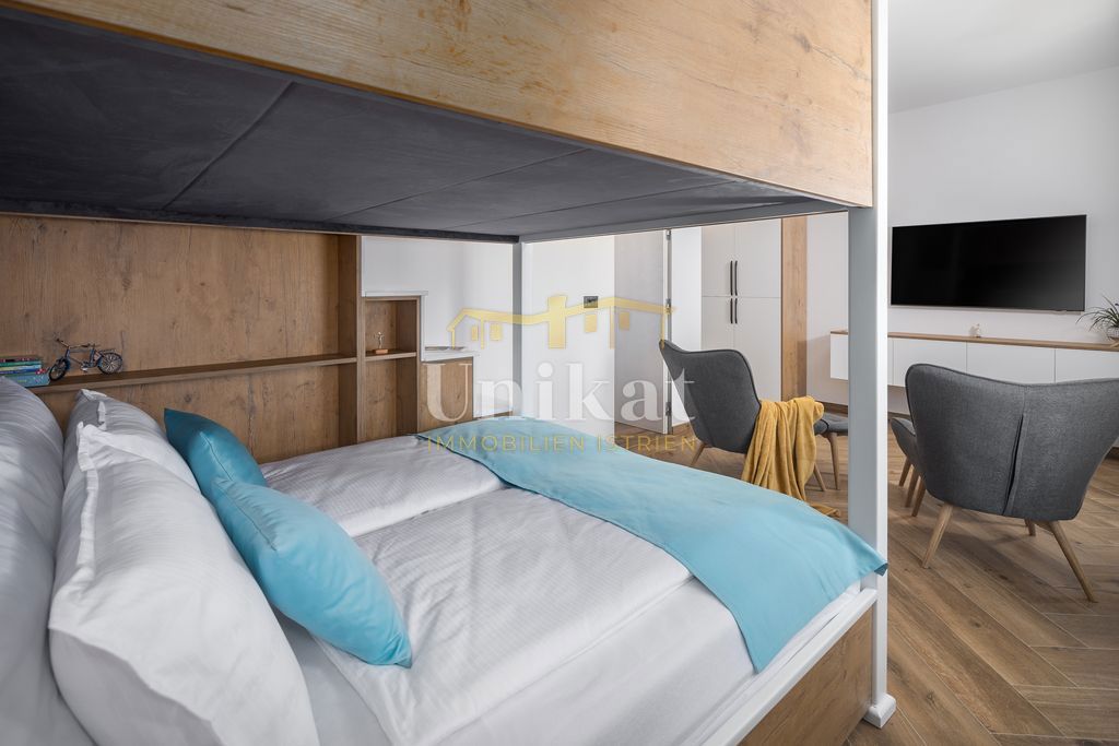 Nova moderna vila samo 400 metrov od morja